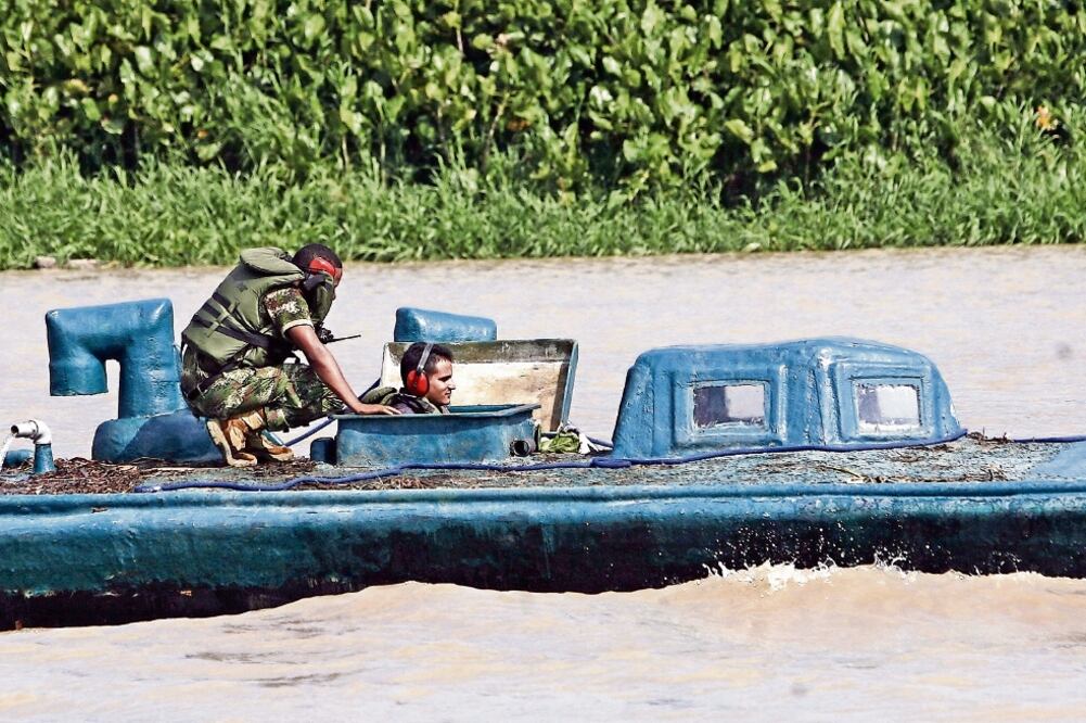 El uso de submarinos para el trasiego de droga es una alternativa a los vuelos ilegales por Centroamérica. En la imagen, navío asegurado en 2009 en Colombia (ARCHIVO EL UNIVERSAL)