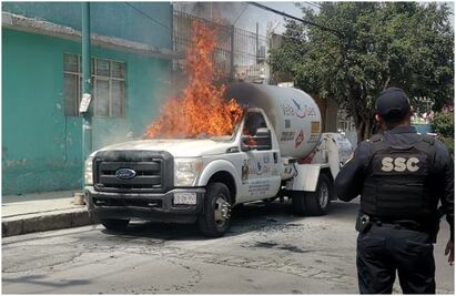 Hombres presuntamente armados atacan pipa de gas y la incendian; vecinos de Iztapalapa la apagan, FOTOS