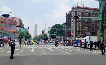 Artesanos mazahuas bloquean avenida Izazaga; buscan mesa de diálogo tras ser retirados de sus espacios de venta