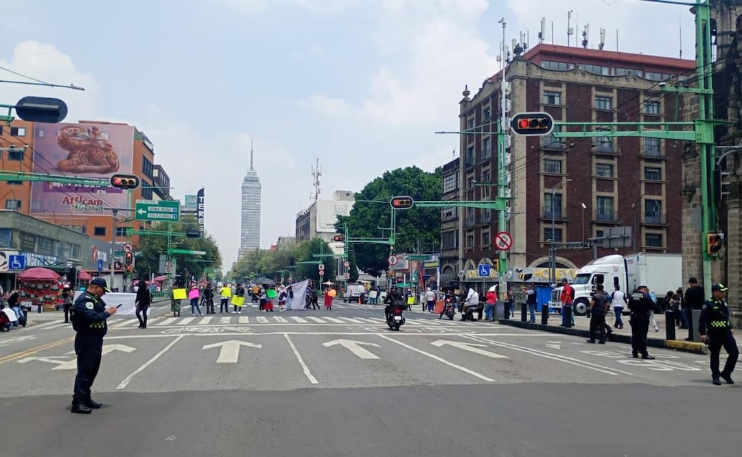 Artesanos mazahuas bloquean avenida Izazaga.
Foto: Especial