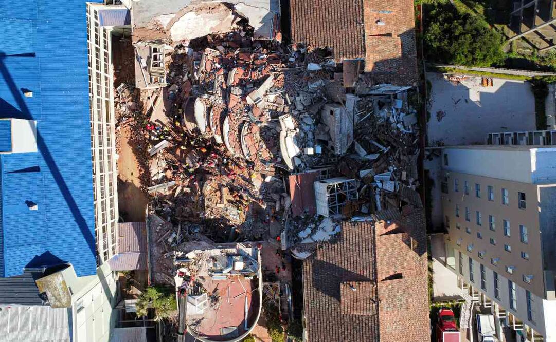 Lo único que queda ahora del hotel es la fachada roja y blanca, de construcción esférica, mientras que el resto de la estructura de 10 pisos está completamente destruida. Foto: EFE/Archivo