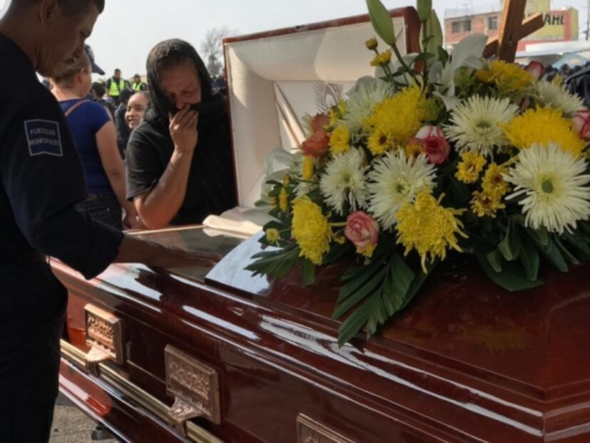 Rinden homenaje a policías muertos tras ataque del CJNG en Zamora