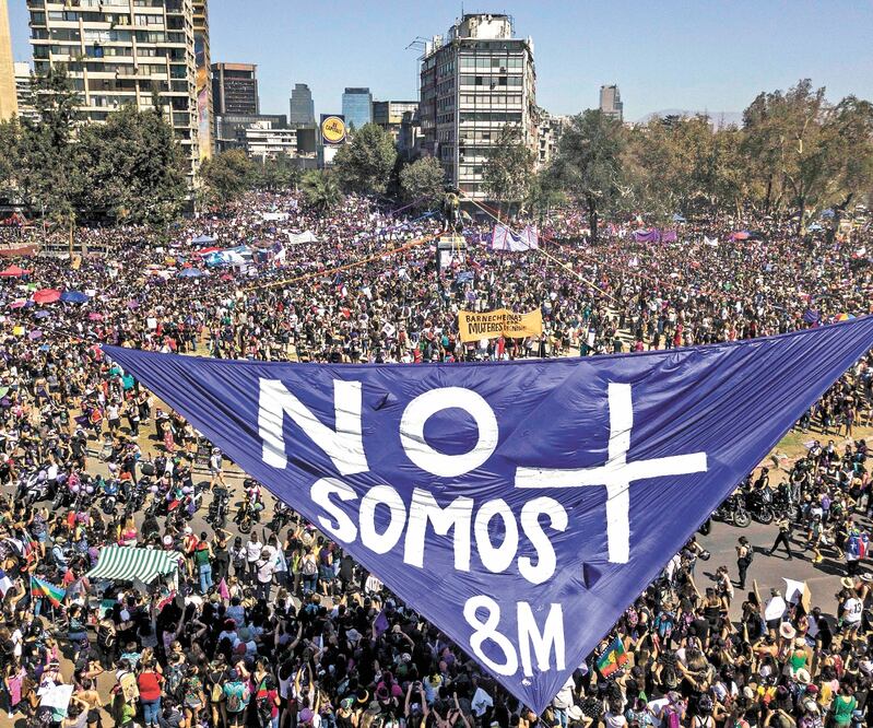 Vista aérea de la manifestación en Santiago de Chile por el Día Internacional de la Mujer. Hasta 2 millones asistieron, de acuerdo con los organizadores. Exigieron el fin de la violencia machista y de los feminicidios. También hubo consignas contra el gob