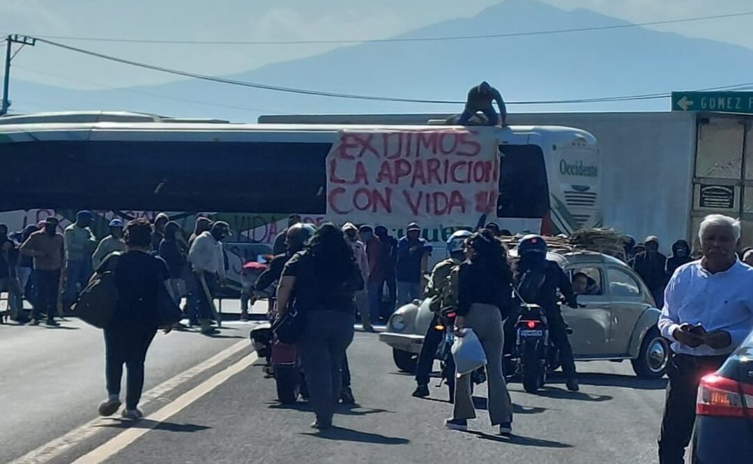 Desaparecen dos comuneros en Michoacán; bloquean carretera en exigencia de su búsqueda. Foto: cortesía Jaime Valencia