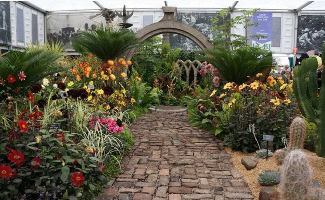 El gran pabellón alberga "Los pilares surrealistas de México", que expone una gama de dalias multicolores y plantas emblemáticas mexicanas. FOTO: Notimex