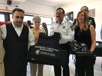 Equipan mismos vecinos a policías de Tecamachalco