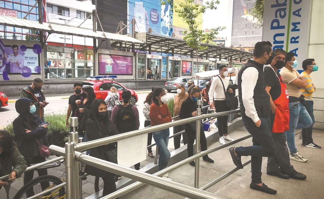 Sobre avenida Insurgentes al menos 50 personas esperan a que se les realice la prueba por Covid.  Foto: Diego Simón/ EL UNIVERSAL.