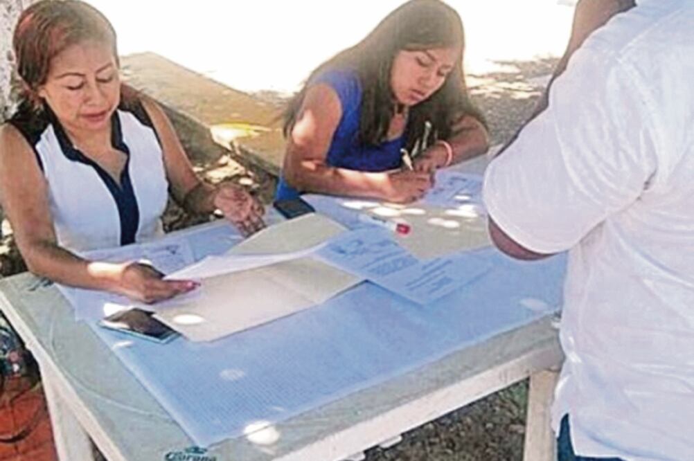 Las cuatro víctimas interpusieron un Juicio de Protección a los Derechos Políticos y Electorales en contra del ayuntamiento ante el Tribunal Electoral del Estado; dicen que desconocen por qué laboran bajo un árbol (ISMAEL GARCÍA. EL UNIVERSAL)