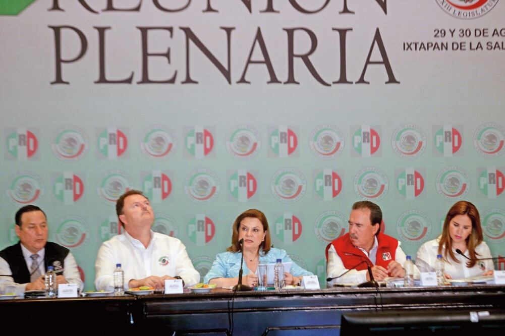 La titular de la PGR, Arely Gómez González (centro), asistió a la plenaria de senadores del PRI, en donde dijo que prepara una iniciativa de reforma para golpear los ingresos del crimen organizado (FERNANDO RAMÍREZ. EL UNIVERSAL)