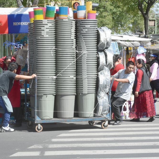 En negocios de La Merced y el Mercado de Sonora los recipientes para apartar agua duplicaron sus precios; un contenedor de plástico de 120 litros con tapa puede llegar a costar hasta 350 pesos. Foto: FRANCISCO RODRÍGUEZ.