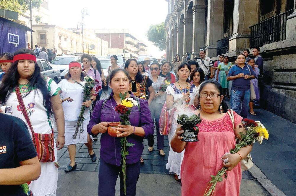 Las mujeres de diferentes comunidades del municipio de Tepoztlán realizaron ayer una marcha en las calles de la capital con dirección al Museo de la ciudad de Cuernavaca, frente a la Catedral, para compartir algunas realidades que viven. (FOTO: JUSTINO M)
