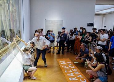 Activistas protestan pegando sus manos a "La primavera", de Botticelli
