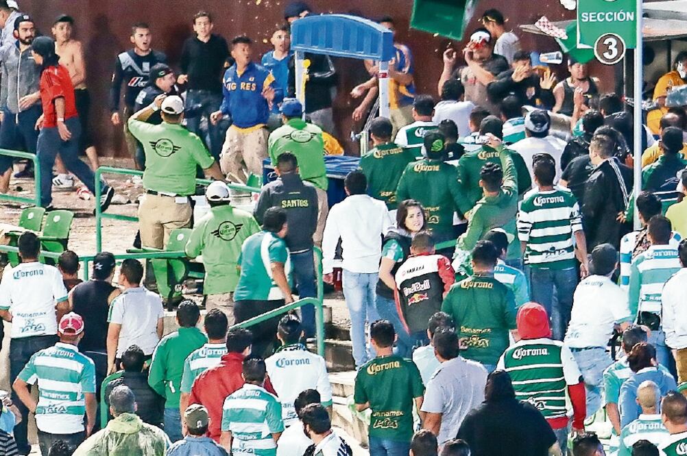 En las tribunas del Corona se enfrentaron las dos porras (MAGO7)