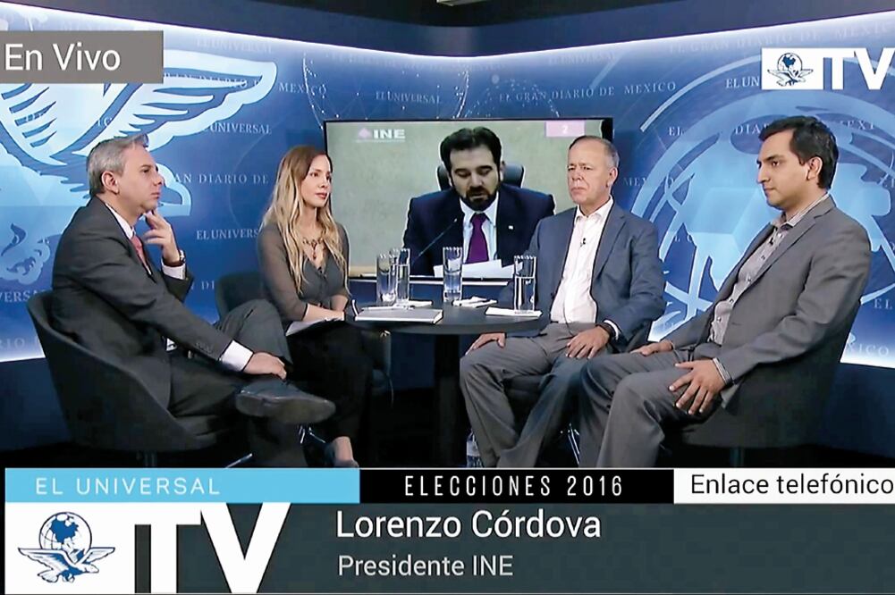 El periodista Luis Cárdenas, la moderadora Yuli García, el columnista Ciro Gómez Leyva y Esteban Román, subdirector de Opinión de EL UNIVERSAL, coincidieron anoche que la incertidumbre sobre los resultados reinaba (EL UNIVERSAL)