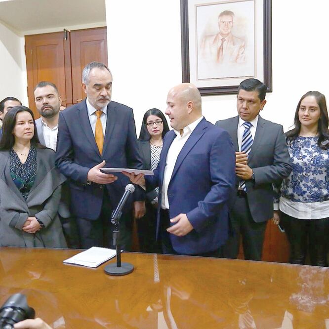 El gobernador Enrique Alfaro entregó a diputados una iniciativa para instau ra r un Congreso Constituyente que redacte una nueva Constitución para el estado.