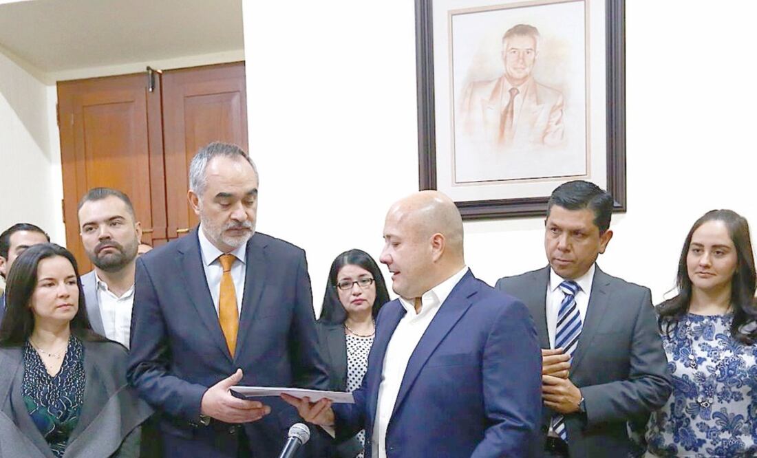 El gobernador Enrique Alfaro entregó a diputados una iniciativa para instau ra r un Congreso Constituyente que redacte una nueva Constitución para el estado.