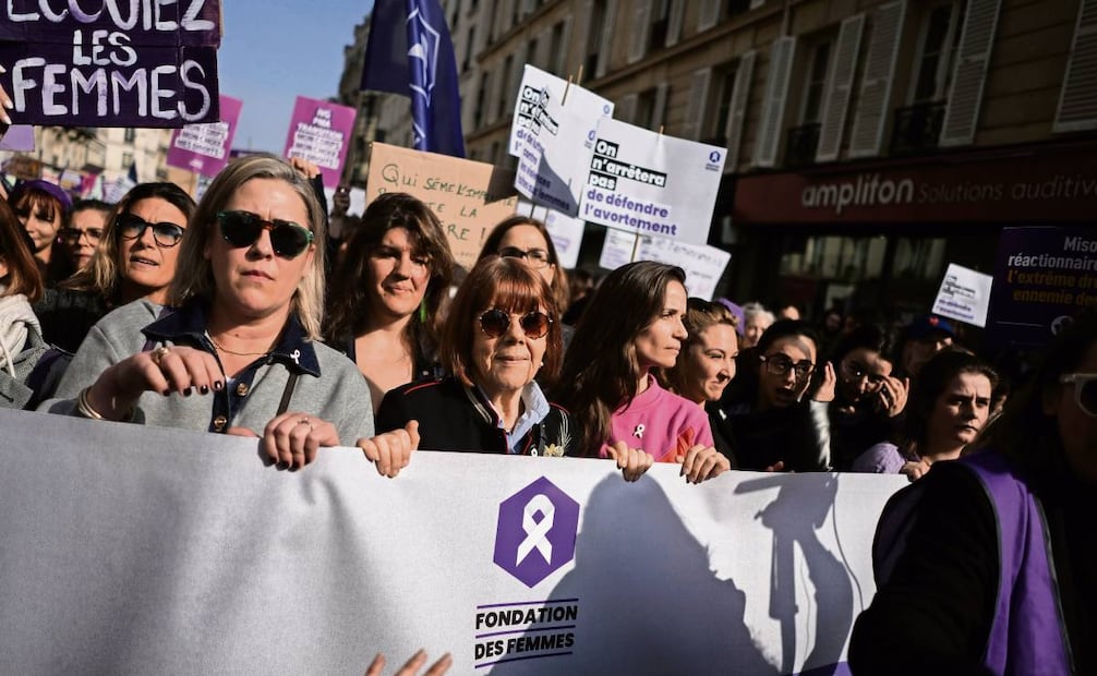 Gisèle Pelicot, víctima durante años de violaciones organizadas por su hoy exmarido, encabezó la marcha en París, Francia. Foto: Thibault Camus / AP