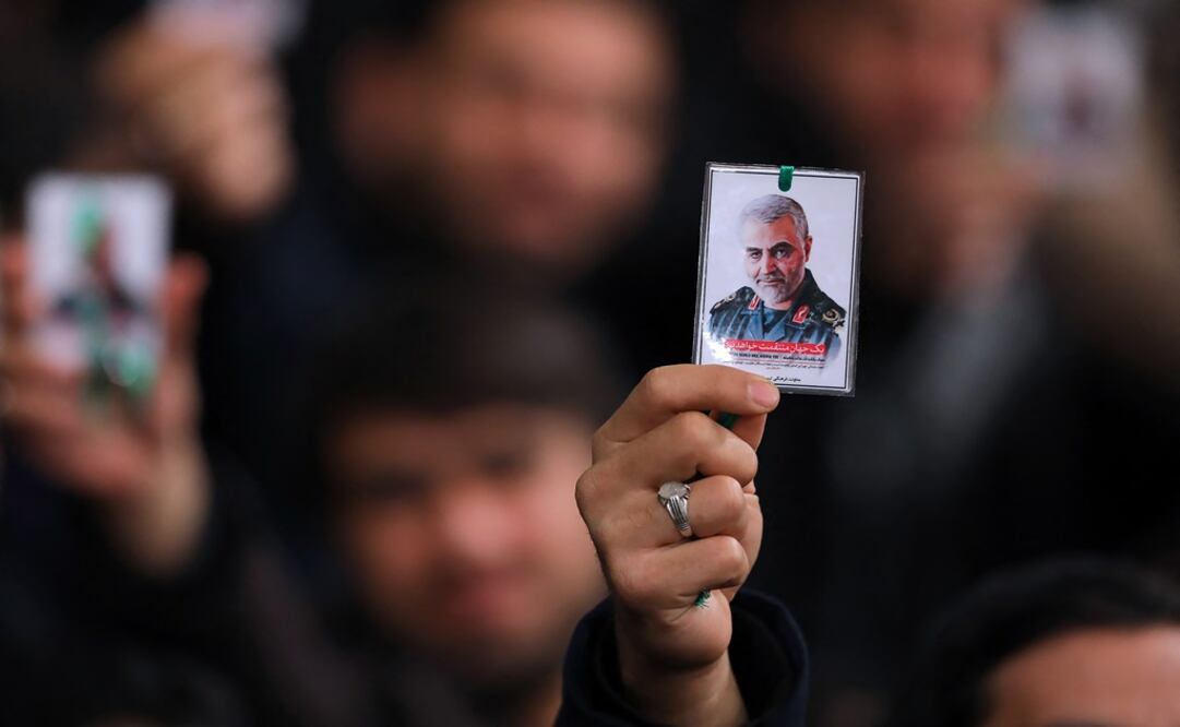 Una persona sostiene una foto del comandante iraní Qassem Soleimani - Foto: SalamPix/ABACAPRESS.COM via REUTERS