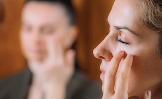Puntos de presión para calmar la mente; ¿en qué consiste el EFT Tapping y por qué cada vez más personas lo practican?