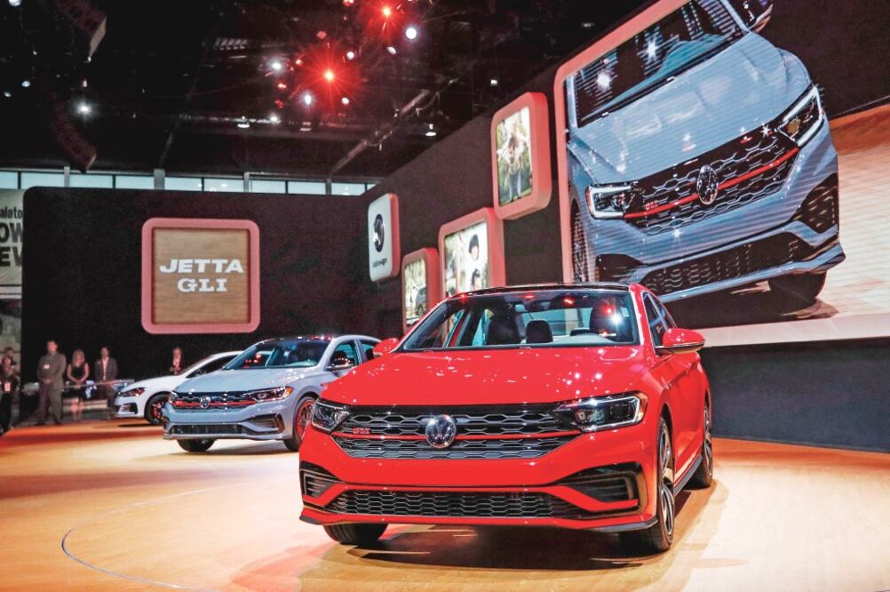 Los autos hechos en México tienen 17% de participación en EU. Los más exportados a ese país son Jetta, Equinox, Tiguan, Tacoma y Silverado 2500. (KAMIL KRZACZYNSKI. EFE)