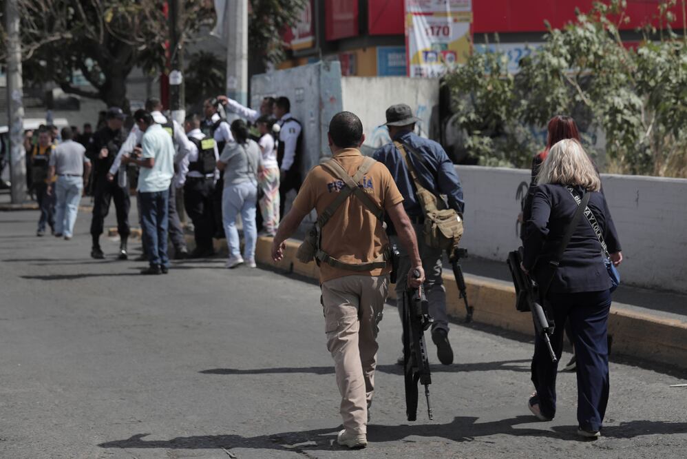 Autoridades del estado mexicano de Michoacán, oeste de México, detuvieron a cinco presuntos sicarios del CJNG, en un enfrentamiento a balazos que dejó a cuatro policías heridos. EFE/ Iván Villanueva