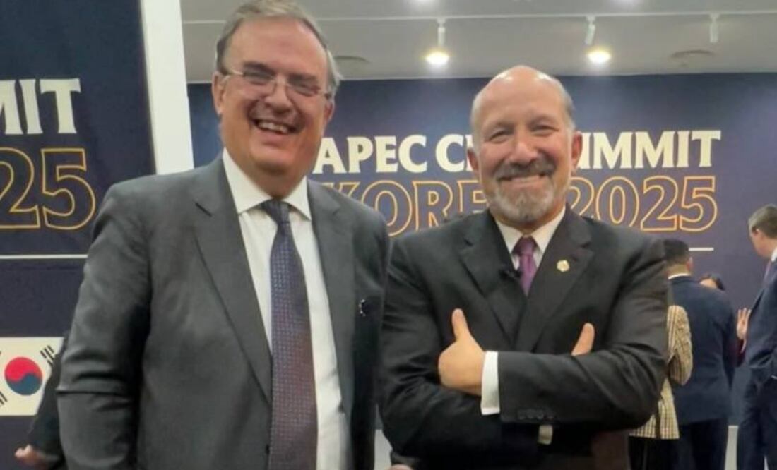El secretario de Economía de México, Marcelo Ebrard, junto a Howard Lutnick, Secretario de Comercio de los Estados Unidos, ambos en la APEC. Foto: X - @m_ebrard