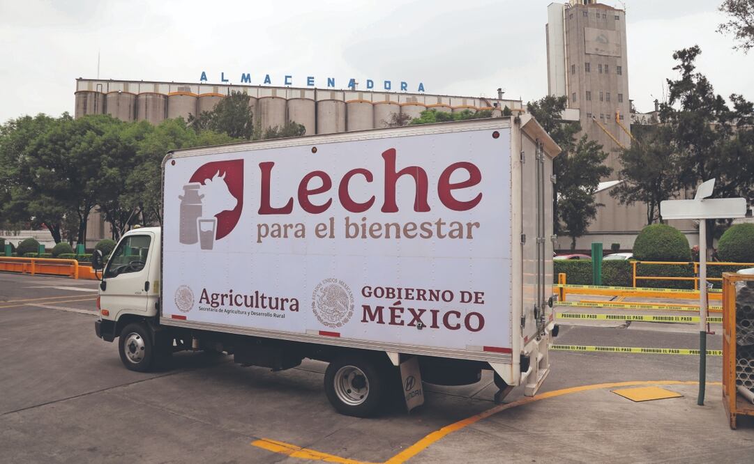 A más de 80 años de existencia, el programa se enfrenta al reto de ampliar su cobertura sin descuidar el abasto y los subsidios, señaló el gerente de Leche del Bienestar, Víctor Hugo López. FOTOS: CARLOS MEJÍA. EL UNIVERSAL