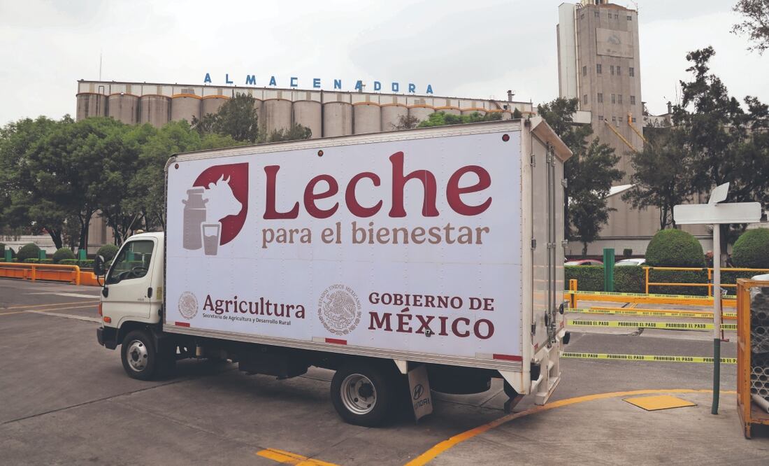 A más de 80 años de existencia, el programa se enfrenta al reto de ampliar su cobertura sin descuidar el abasto y los subsidios, señaló el gerente de Leche del Bienestar, Víctor Hugo López. FOTOS: CARLOS MEJÍA. EL UNIVERSAL