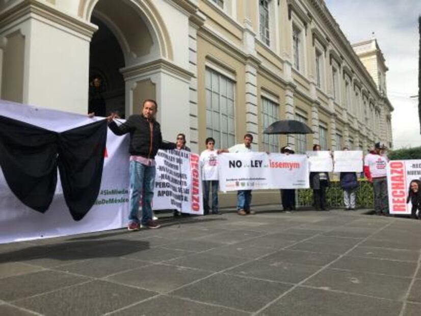 Marchan para derogar ley del ISSEMyM en Toluca