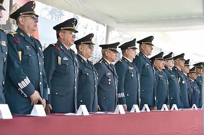 Condecora la Sedena a 5 generales en retiro