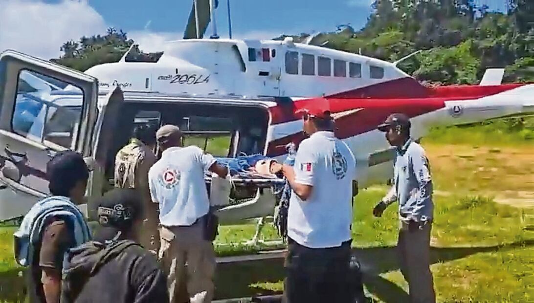 Dos menores de edad fueron rescatados tras quedar sepultados por un deslave en Nuevo Paraíso, del municipio de La Concordia. Foto: Captura de pantalla
