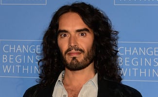 El actor Russell Brand comparece; es acusado de dos delitos sexuales más por un tribunal inglés