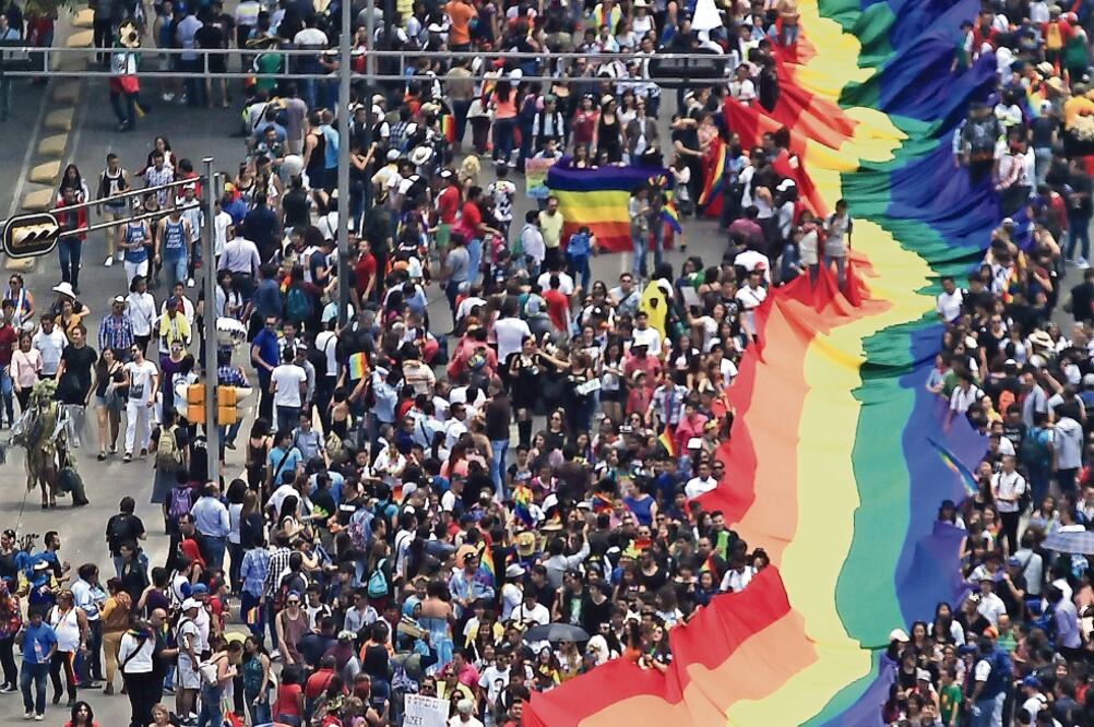 La avenida Paseo de la Reforma fue el escenario en el que miles de integrantes de la comunidad LGBTTTI marcharon para pedir respeto y alto a la violencia (ARCHIVO EL UNIVERSAL)