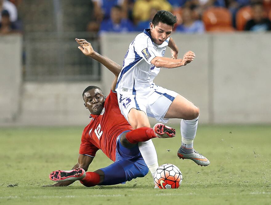Joel Campbell (izq.) intenta frenar a Alexander Larín. Foto: AARON M. SPRECHER. EFE