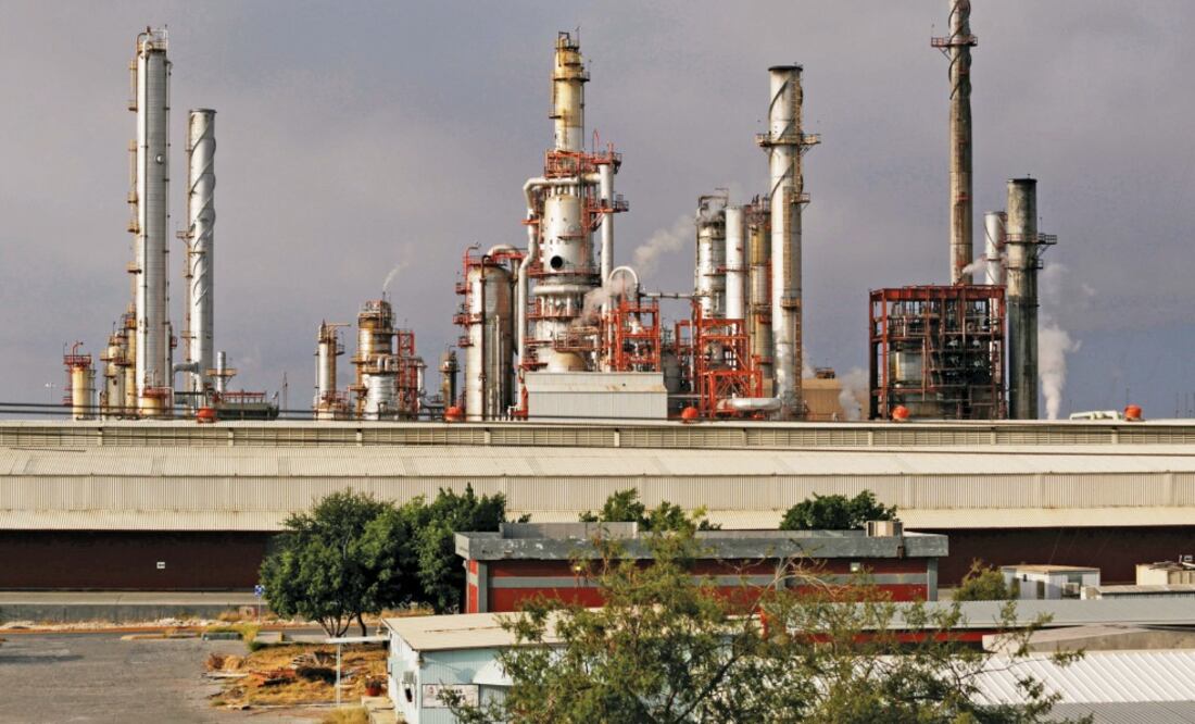 México se protege usualmente durante el verano contra la caída del petróleo mediante una serie de acuerdos con bancos (ARCHIVO EL UNIVERSAL)