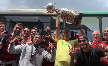 VIDEO: Bolsonaro posó con la Copa Libertadores y paseó en helicóptero a los jugadores del Flamengo