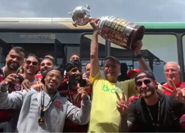 VIDEO: Bolsonaro posó con la Copa Libertadores y paseó en helicóptero a los jugadores del Flamengo