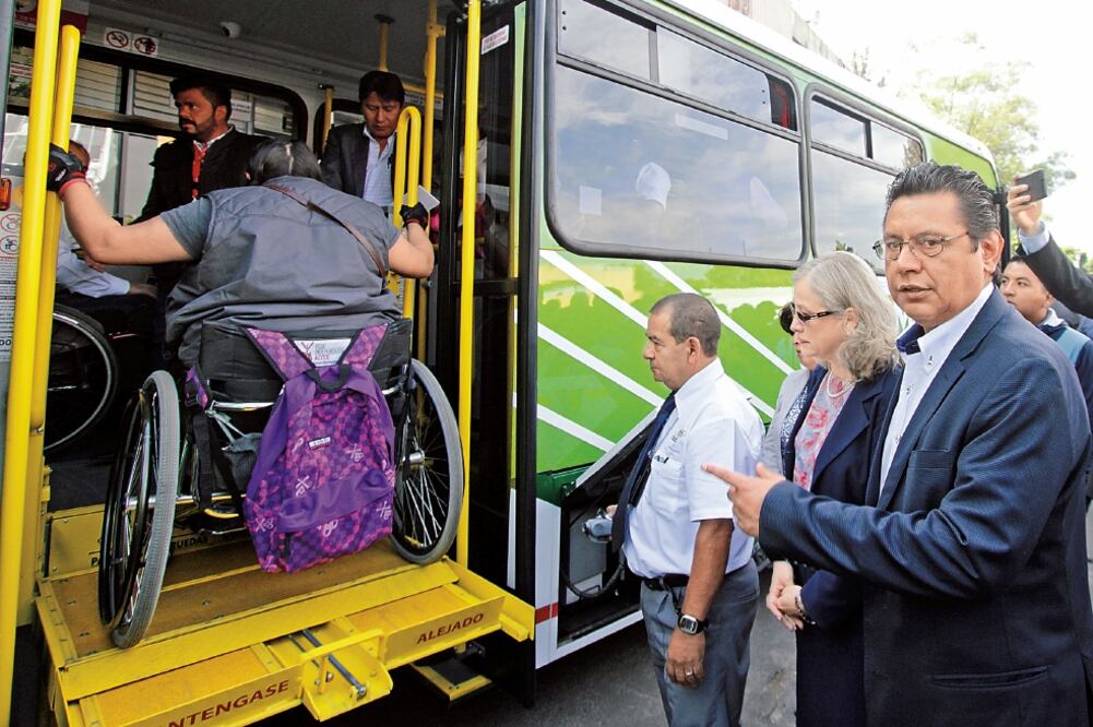 La ruta que recorrerán los 40 nuevos autobuses beneficiará a 82 colonias en 10 delegaciones y cuenta con 42 puntos de ascenso y descenso. (CARLOS MEJÍA. EL UNIVERSAL)