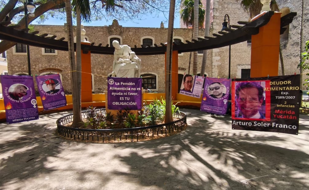 Colectivos se manifiestan en el Parque de la Madre, Yucatán; exhiben deudores alimentarios en tendedero.
Foto: Especial.