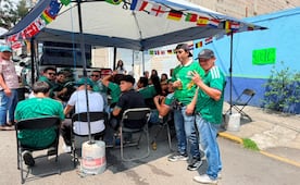 Aficionados sin boleto convierten restaurantes y calles alrededor del Estadio Ciudad de México en una fiesta futbolera