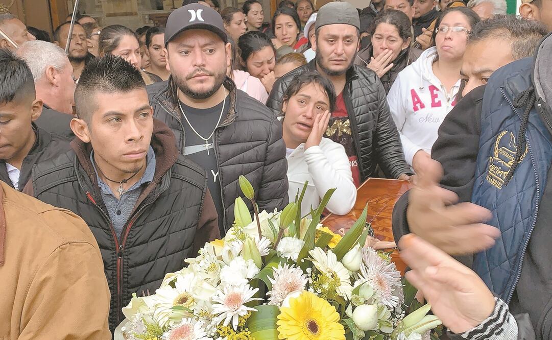 Entre llanto, dolor y repudio a las autoridades, algunos familiares de las personas asesinadas el lunes en un local de videojuegos asistieron al cortejo fúnebre y señalaron que en Uruapan no hay ley. Fotos: CHARBELL LUCIO. EL UNIVERSAL