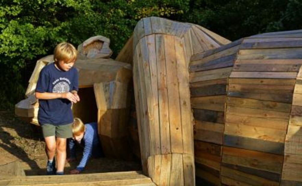 Esculturas gigantes de duendes invaden los bosques de Dinamarca