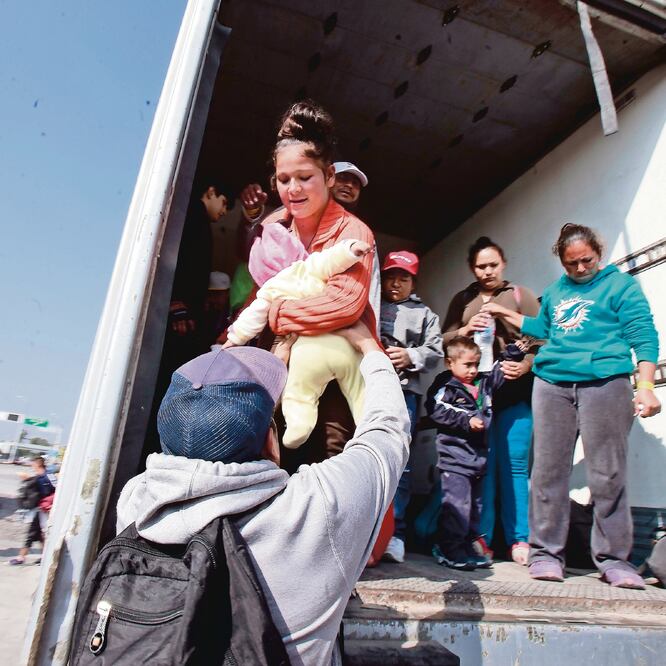 Hombres y mujeres de todas las edades que se encontraban en Querétaro, ayer empezaron a salir para seguir su trayecto hacia Guanajuato, a bordo de autobises, tráiles y camiones. (CÉSAR GÓMEZ. EL UNIVERSAL)