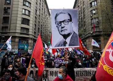 Entre destrozos e incendios, marchan en Chile a 48 años del golpe de Pinochet