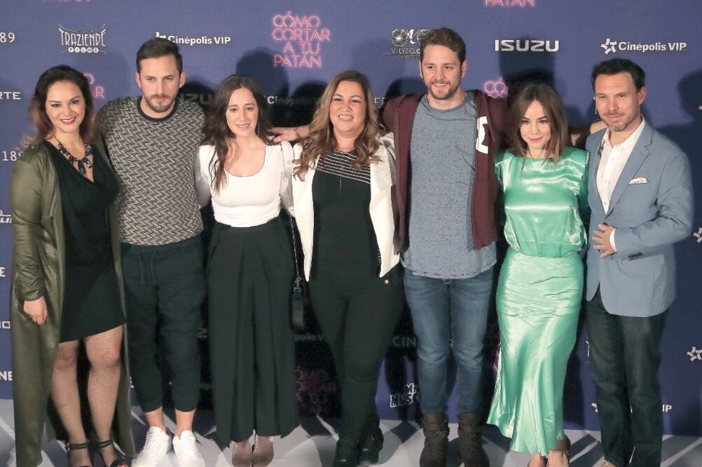 La directora, acompañada del elenco de la película (ALEJANDRO ACOSTA. EL UNIVERSAL)