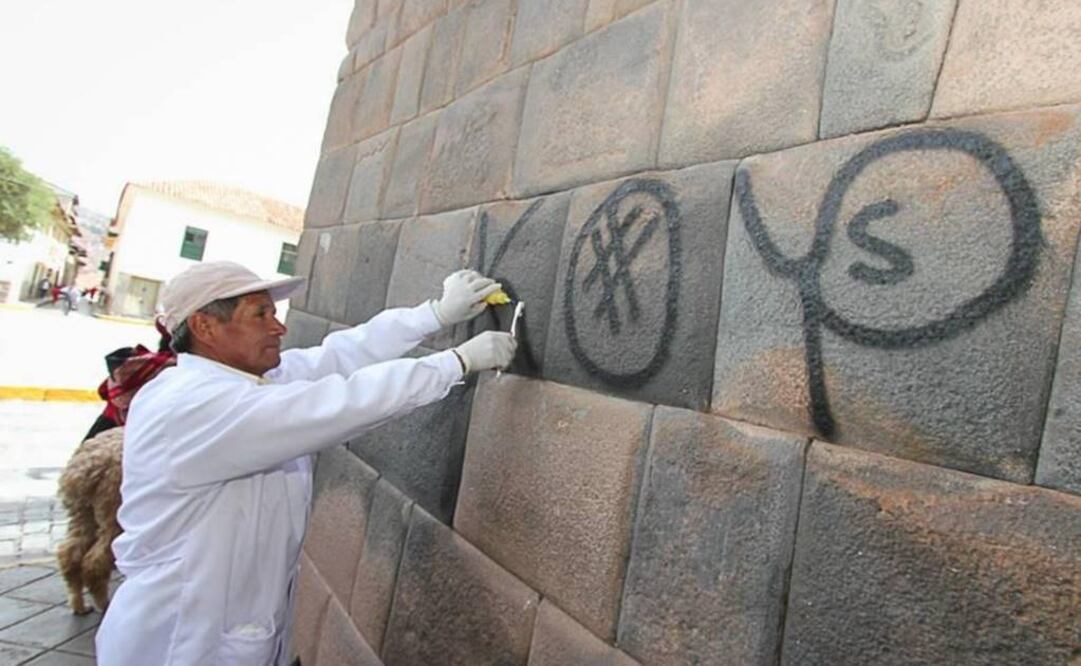 Las pintas fueron hechas con aerosol color negro, con la firma "KOYOS 16", en al menos nueve muros incas. (FOTO: Dirección Desconcentrada de Cultura de Cusco)