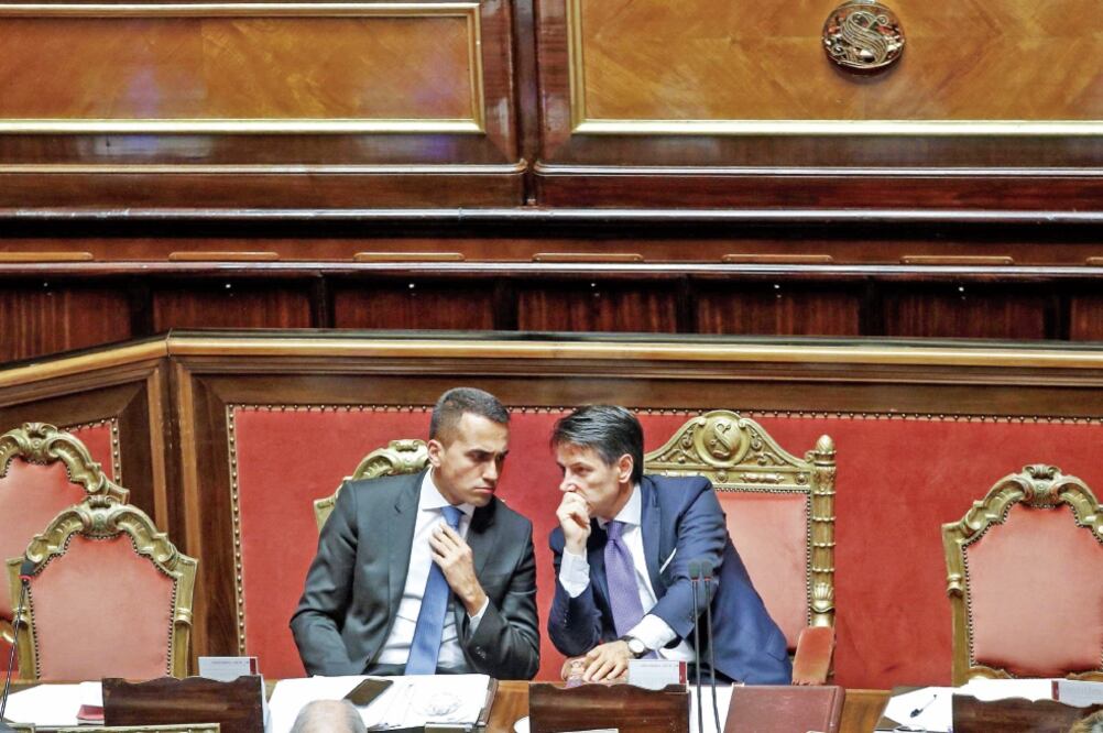 Prueba. El primer ministro italiano, Giuseppe Conte (der.) y el ministro de Empleo, Luigi di Maio, estuvieron en la sesión de ayer del Senado (GIUSEPPE LAMI. EFE)