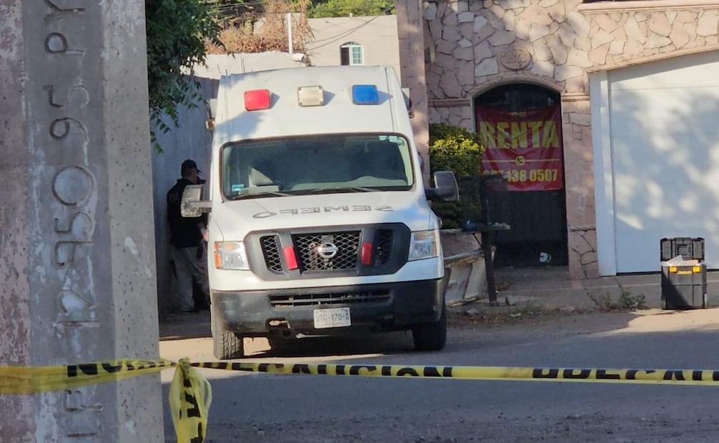Localizan el cuerpo de una persona decapitada en una hielera sellada en Culiacán; la cabeza fue abandonada varios metros adelante.
Foto: Especial.