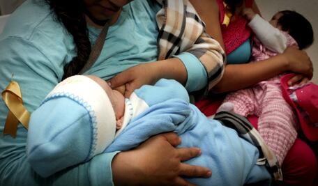 Aprueba Senado garantizar derecho de mujeres a amamantar en espacios públicos