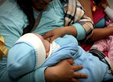 Aprueba Senado garantizar derecho de mujeres a amamantar en espacios públicos